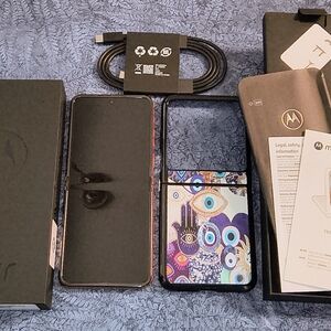 UNLOCKED Motorola RAZR 50 2024 Dual SIM Flip Phone and Slim Smartwatch